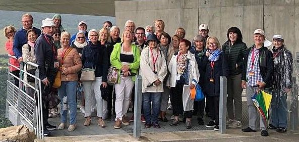 mp 26k Gruppenbild unter der Brücke von Millau